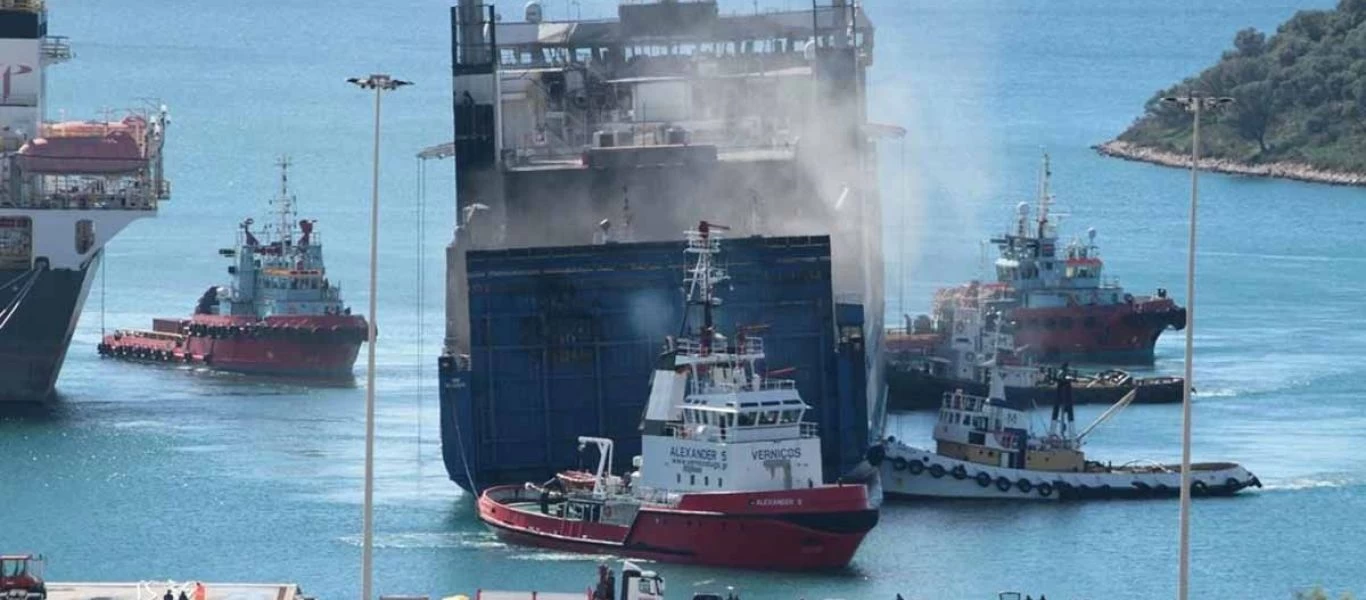 «Καπνίζει» ακόμα το Euroferry Olympia - Συνεχίζεται η επιχείρηση κατάσβεσης